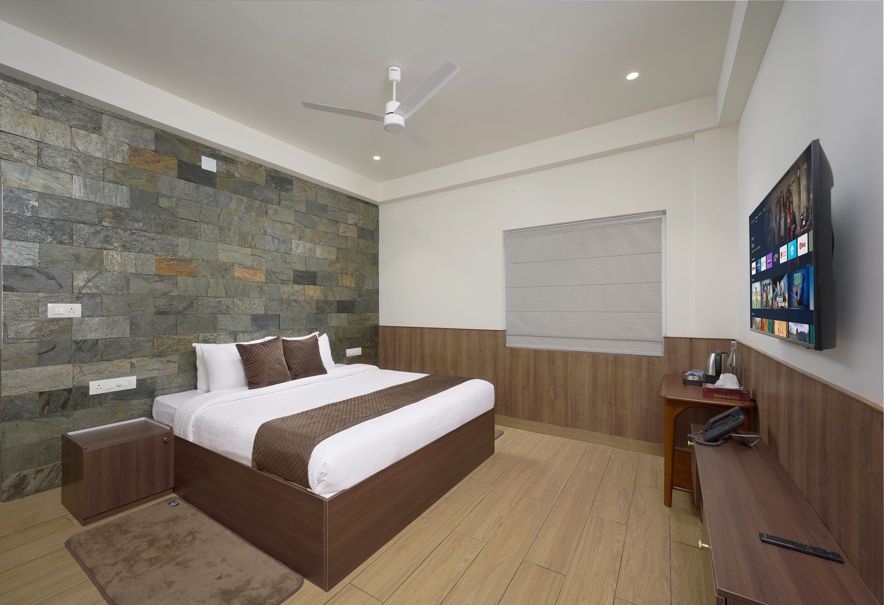 The Reach Vagamon — Suite Room — bedroom, desk and smart TV